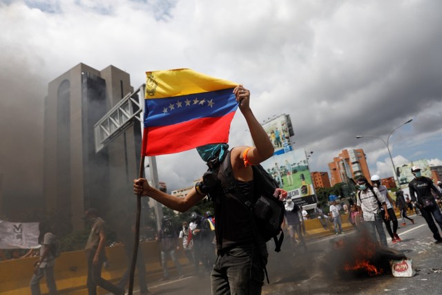 Demonstrators build barricades during a protest against Venezuela's President Nicolas Maduro's government in Caracas, Venezuela, May 13, 2017. REUTERS/Carlos Garcia Rawlins
