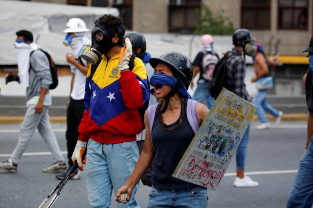 Opposition supporters clash with riot security forces during a protest against Venezuela's President Nicolas Maduro's government in Caracas, Venezuela, May 13, 2017. REUTERS/Carlos Garcia Rawlins