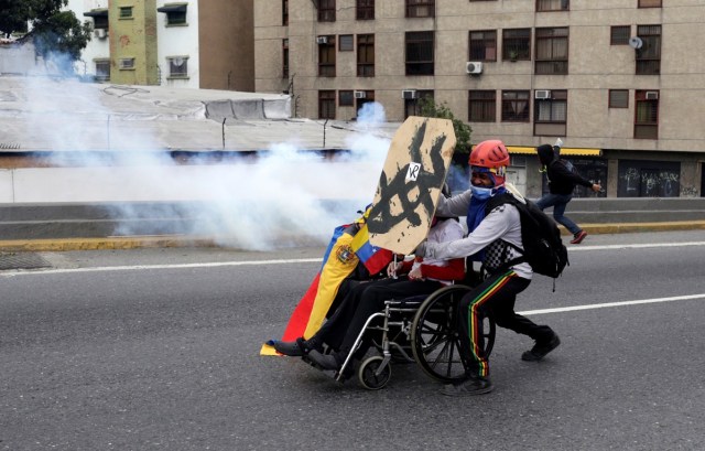Opposition supporters clash with riot security forces during a protest against Venezuela's President Nicolas Maduro's government in Caracas, Venezuela, May 13, 2017. REUTERS/Marco Bello