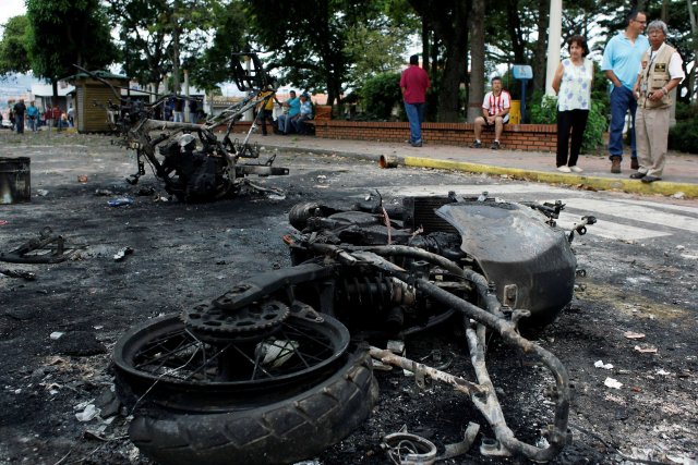 Motos de la policía incendiadas son vistas durante una protesta contra el gobierno del presidente de Venezuela, Nicolás Maduro, en Palmira, Táchira, 16 de mayo de 2017. Foto: Reuters/ Carlos Eduardo Ramírez
