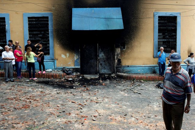 La fachada quemada de una comisaría se ve durante una protesta contra el gobierno del presidente de Venezuela, Nicolás Maduro, en Palmira, Táchira, 16 de mayo de 2017. Foto: Reuters/ Carlos Eduardo Ramírez