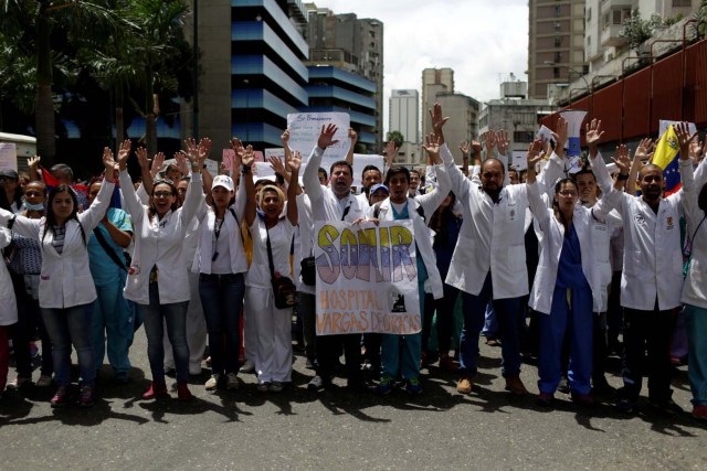 Workers of the health sector and opposition supporters take part in a protest against President Nicolas Maduro's government in Caracas, Venezuela May 17, 2017. REUTERS/Marco Bello