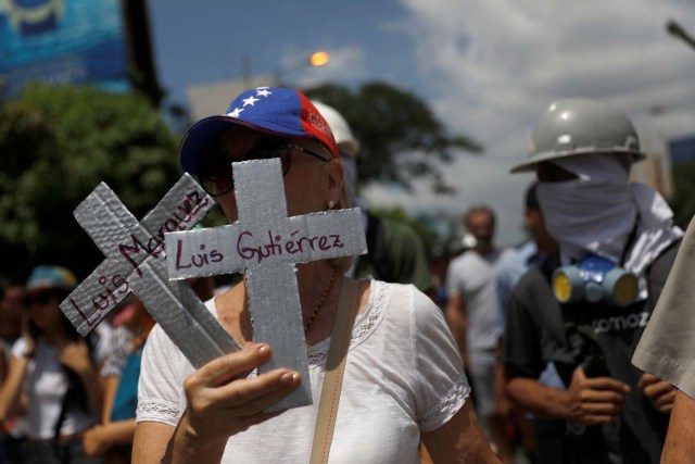 Opposition supporters rally against President Nicolas Maduro carrying crosses with the names of victims killed during the clashes with riot security forces in Caracas, Venezuela, May 18, 2017. REUTERS/Carlos Garcia Rawlins