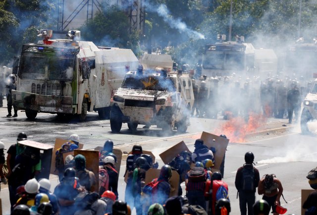 La oposición marchaba por la autopista Francisco Fajardo cuando fue reprimida por la GN. REUTERS/Carlos Garcia Rawlins