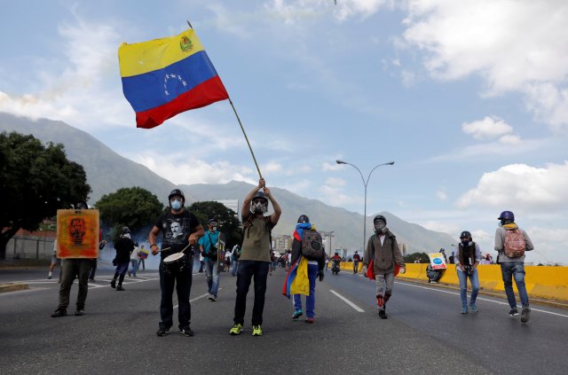 Imágenes de la movilización opositora de este #18May. REUTERS/Carlos Garcia Rawlins