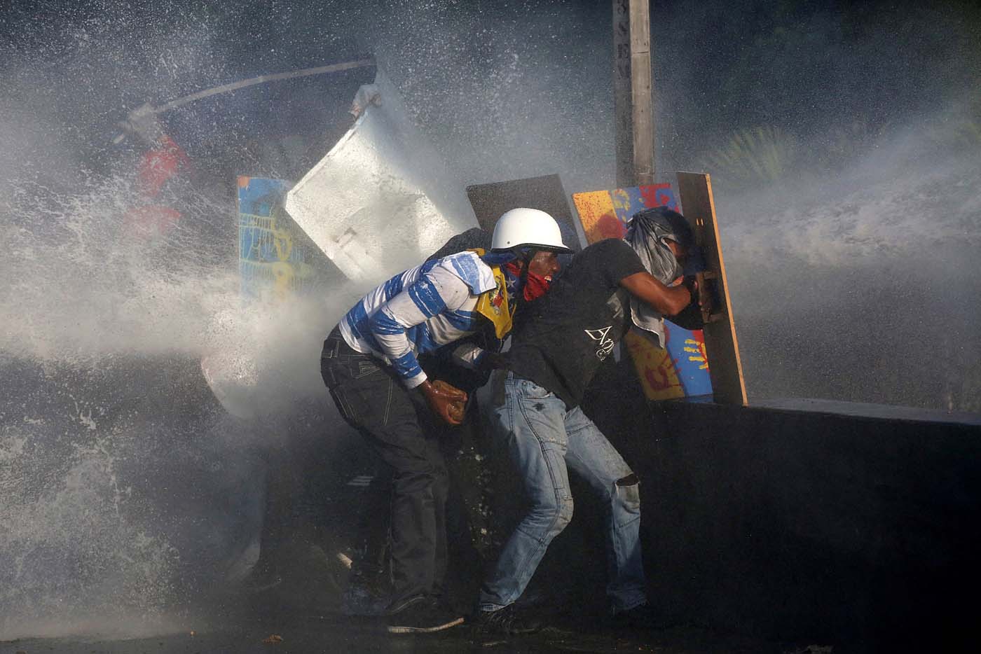Entre bloqueos y gases lacrimógenos, Caracas sobrelleva protestas diarias