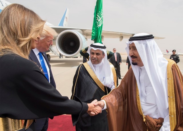 Saudi Arabia's King Salman bin Abdulaziz Al Saud shakes hands with first lady Melania Trump during a reception ceremony in Riyadh, Saudi Arabia, May 20, 2017. Bandar Algaloud/Courtesy of Saudi Royal Court/Handout via REUTERS ATTENTION EDITORS - THIS PICTURE WAS PROVIDED BY A THIRD PARTY. FOR EDITORIAL USE ONLY.