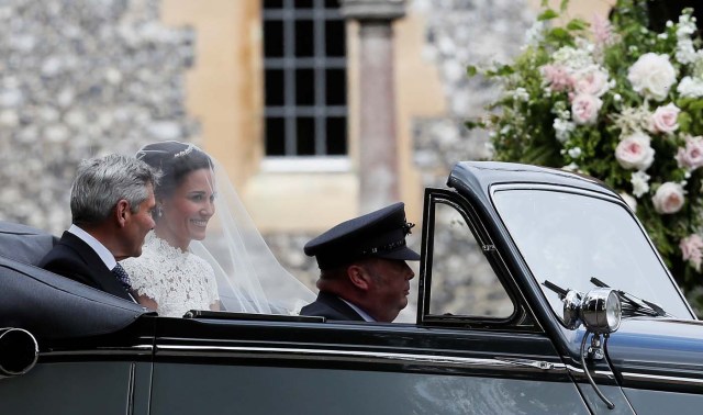 Pippa Middleton, the sister of Britain's Catherine, Duchess of Cambridge, arrives with her father Michael Middleton for her wedding to James Matthews at St Mark's Church in Englefield, west of London, on May 20, 2017. REUTERS/Kirsty Wrigglesworth/Pool