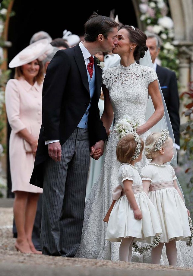 Pippa Middleton and James Matthews kiss after their wedding at St Mark's Church in Englefield, Britain May 20, 2017. Pippa Middleton is the sister of Catherine, Duchess of Cambridge.  REUTERS/Kirsty Wigglesworth/Pool