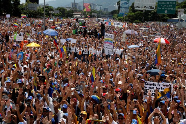 Opposition supporters rally against President Nicolas Maduro in Caracas, Venezuela, May 20, 2017. REUTERS/Carlos Garcia Rawlins