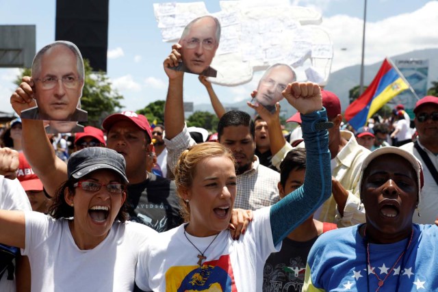 Lilian Tintori (C), wife of jailed opposition leader Leopoldo Lopez, and opposition supporters rally with pictures of arrested Caracas metropolitan mayor Antonio Ledezma, in Caracas, Venezuela, May 20, 2017. REUTERS/Carlos Garcia Rawlins