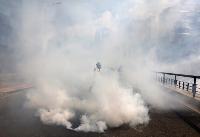 Riot security forces take position while clashing with opposition supporters rallying against President Nicolas Maduro in Caracas, Venezuela, May 20, 2017. REUTERS/Carlos Garcia Rawlins