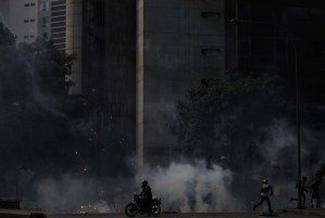 Gases lacrimógenos llegan hasta la sede de Salud Chacao este #20May