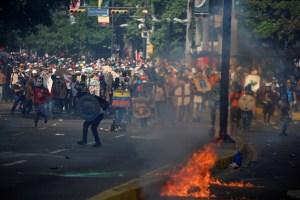 Manifestantes cumplen 50 días de represión en las calles y Maduro aferrado a una Constituyente