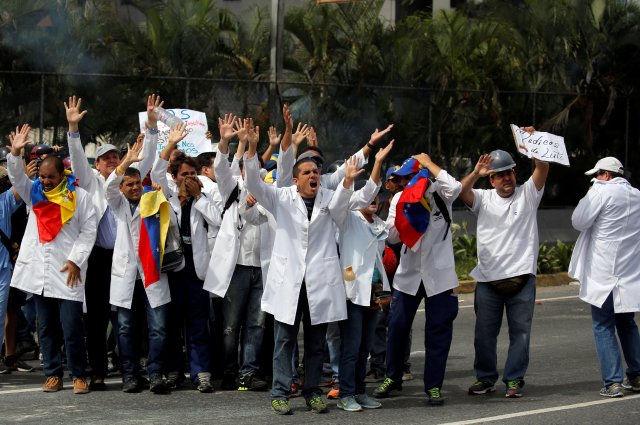 La asociación de médicos venezolanos en EE.UU. apoya marcha por salud en su país. May 22, 2017. REUTERS/Carlos Barria