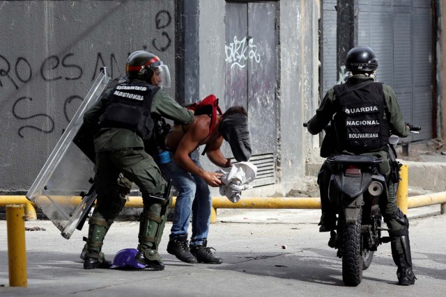 Un manifestante es detenido en  Caracas, Venezuela May 22, 2017. REUTERS/Marco Bello