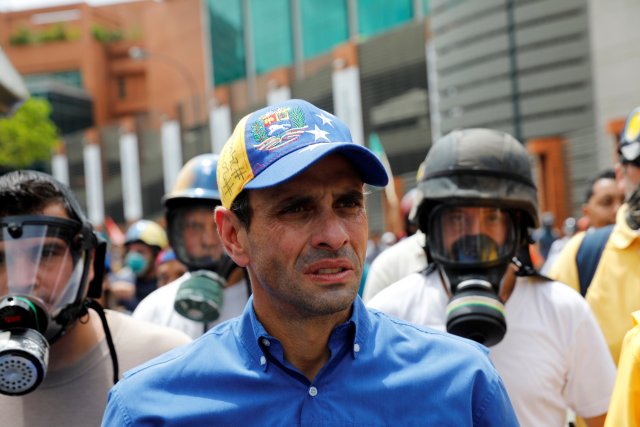 Capriles marcha contra Maduro en Caracas el 24 de Mayo del 2017 REUTERS/Carlos Garcia Rawlins