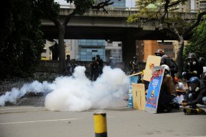 En Video: La brutal represión contra los manifestantes que se dirigían hacia el CNE en Caracas