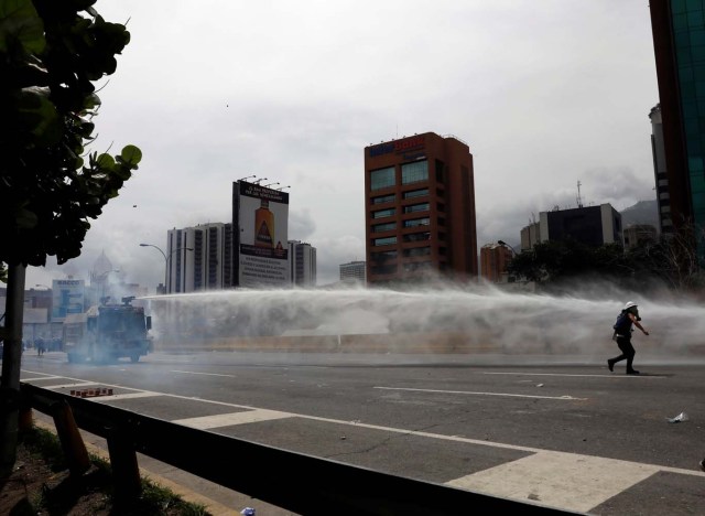 Riot security forces uses a water canon while clashing with demonstrators during a rally against President Nicolas Maduro in Caracas, Venezuela May 24, 2017. REUTERS/Carlos Garcia Rawlins
