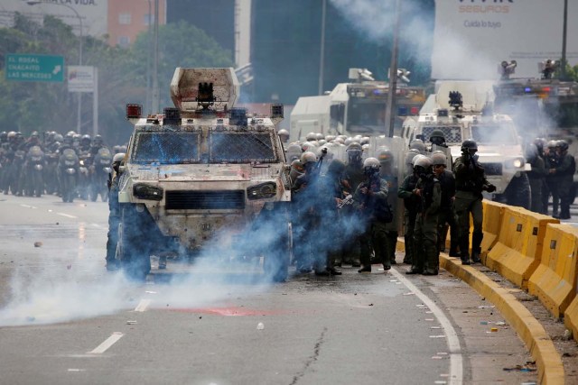Riot security forces take position while clashing with demonstrators rallying against President Nicolas Maduro in Caracas, Venezuela, May 24, 2017. REUTERS/Carlos Garcia Rawlins