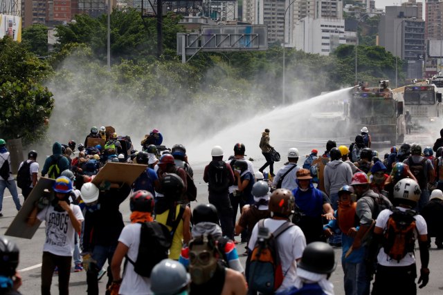 La GNB reprimió a manifestantes en Las Mercedes y Bello Monte (Foto: Reuters)