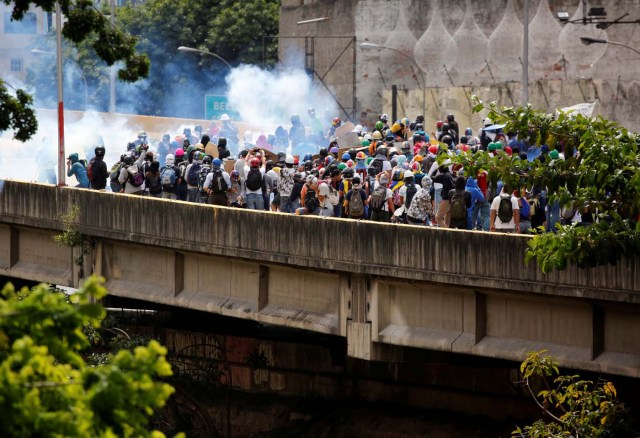 Demonstrators clash with riot security forces while rallying against President Nicolas Maduro in Caracas, Venezuela, May 24, 2017. REUTERS/Carlos Garcia Rawlins