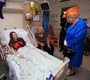 Isabel II visita a los menores heridos en el hospital infantil de Manchester
