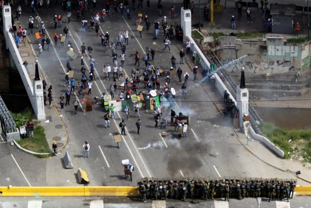 La "gloriosa" GN disparaba lacrimógenas y perdigones contra los manifestantes que se encontraban en la principal de Las Mercedes. REUTERS/Christian Veron
