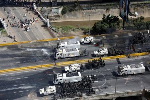 La GN corre de la autopista a los Cruz Verde con lacrimógenas #29May (Video)