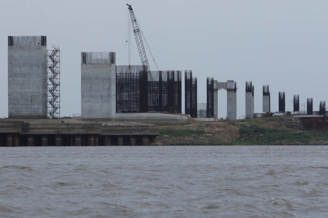 A view of a construction site by Odebrecht of the third bridge over the Orinoco River is seen in Caicara del Orinoco, Venezuela March 21, 2017. Picture taken March 21, 2017. REUTERS/William Urdaneta