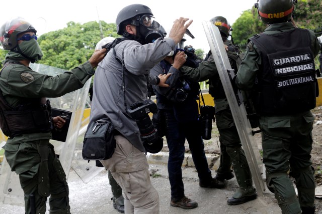 Miembros de los medios discuten con las fuerzas de seguridad antidisturbios durante una manifestación en contra del presidente venezolano Nicolás Maduro en Caracas, Venezuela, 31 de mayo de 2017. REUTERS/Marco Bello