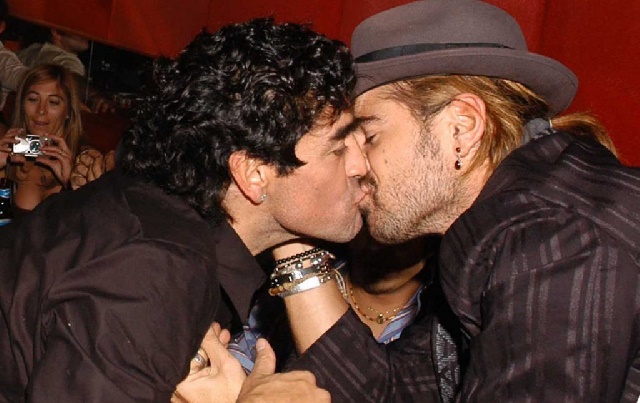 Farrell, famoso actor irlandés, es fiel admirador de Maradona. Entonces, cuando viajó en 2005 a Argentina y se lo topó, no dudó en darle un beso en la boca. Este fue, según dijo Farrell a un canal argentino, “uno de los mejores momentos de mi vida”.
