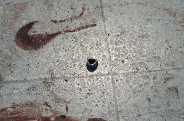 Otro pedazo de metralla usado en el artefacto explosivo (AFP)