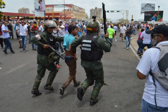 Un muerto y 157 detenciones consolidan represión de Maduro en Bolívar