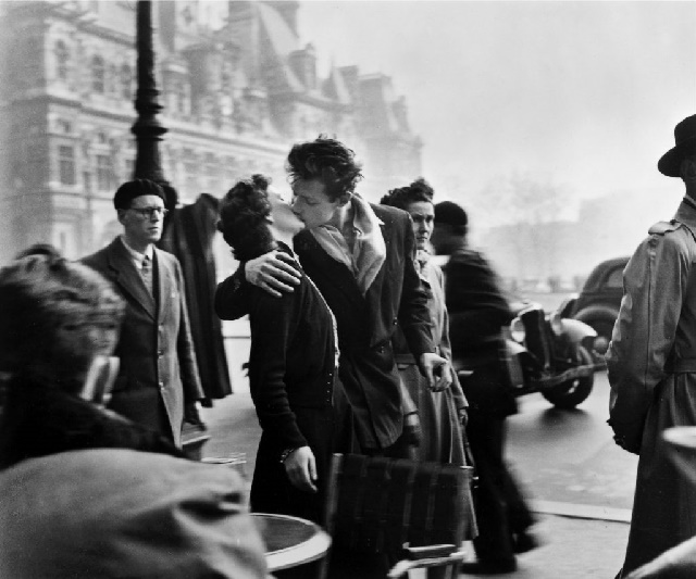 Otra de las fotografías más famosas es la del francés Robert Doisneau, en la que aparece una pareja besándose frente al Hotel de Ville parisino. Ellos eran estudiantes que posaron para él. Años después, cuando la foto se volvió famosa, la joven Françoise Delbart demandó al fotógrafo, pero el juicio fue a favor de Doisneau, quien aseguró pagarles con una copia de la foto.