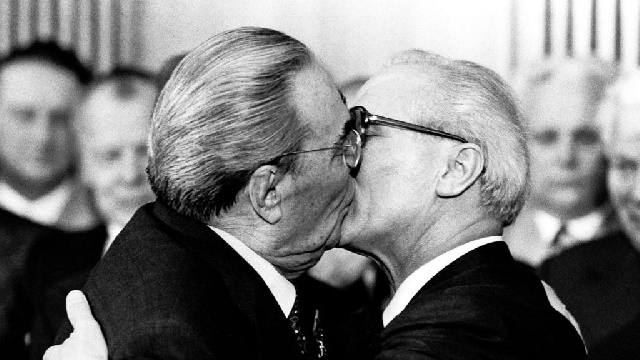 En 1979 ocurrió uno de los besos más polémicos, pues fue protagonizado por el líder comunista de Alemania Oriental, Erich Honecker, y el líder de la Unión Soviética, Leónidas Breznev. Ellos se besaron durante el 30 aniversario de la República Democrática Alemana y años después el momento fue plasmado en el Muro de Berlín por el artista Dmitri Vrubel.