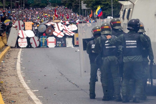CAR015. CARACAS (VENEZUELA), 03/05/2017 - Miembros de la Guardia Nacional se enfrentan a un grupo de manifestantes hoy, miércoles 3 de mayo de 2017, en Caracas (Venezuela). La Guardia Nacional Bolivariana (GNB, policía militarizada) de Venezuela dispersó hoy con gases lacrimógenos una movilización opositora en el este de Caracas que pretendía llegar hasta la sede de la Asamblea Nacional (AN, Parlamento), ubicada en el centro de la capital. EFE/MIGUEL GUTIERREZ