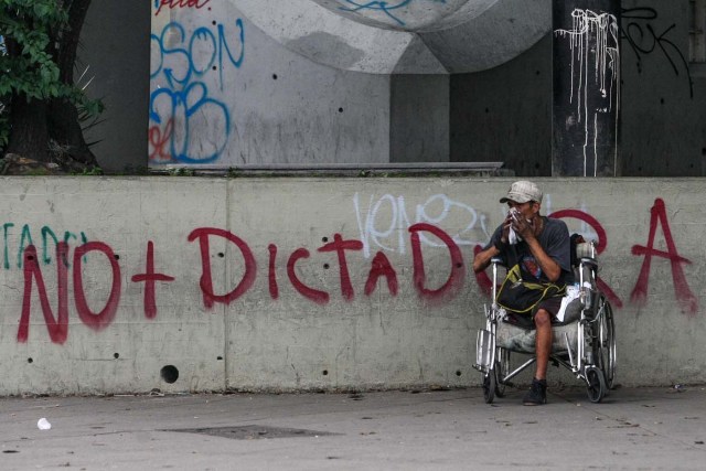 -FOTODELDIA- VEN003. CARACAS (VENEZUELA), 03/05/2017 - Un hombre en condición de discapacidad reacciona ante los gases lacrimógenos durante una manifestación hoy, miércoles 3 de mayo de 2017, en Caracas (Venezuela). Un joven venezolano de 17 años murió y más de 180 personas resultaron heridas este miércoles, entre ellas seis diputados venezolanos, en medio de los hechos violentos desatados tras una protesta antigubernamental en Caracas, según el alcalde del municipio Baruta de la capital, el opositor Gerardo Blyde, y el alcalde del municipio de Chacao, el también opositor Ramón Muchacho. EFE/CRISTIAN HERNANDEZ