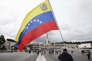 La bandera de Venezuela ondea en Fátima (fotos)