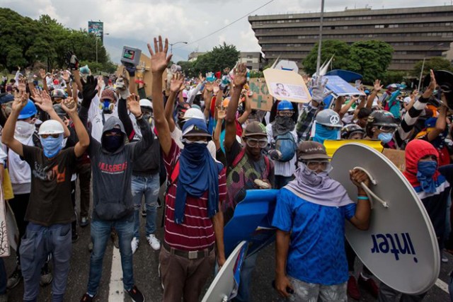 Escuderos en medio de brutal reprsión en Caracas, Venezuela, May 10, 2017 / EFE