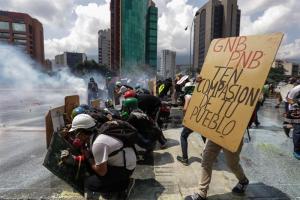 Hijos, padres, futuros doctores: Esta es la historia de las víctimas que deja la violencia en Venezuela