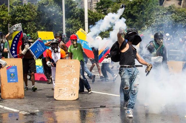 La brutal represión de este #10May que dejó un muerto y más de 160 heridos. EFE