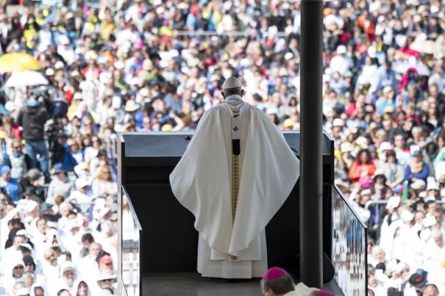 El papa Francisco convierte en santos a dos pastorcitos de Fátima. EFE