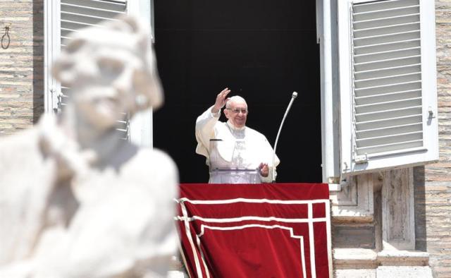 El Papa Francisco pide a instituciones una "atención concreta" a la vida y maternidad. EFE