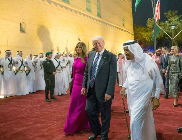 Riyadh (Saudi Arabia), 20/05/2017.- A handout photo made available by the Saudi Press Agency shows King of Saudi Arabia Salman bin Abdulaziz Al Saud (R) with US President Donald J. Trump (C) and wife Melania during a welcome ceremony at Murabba Palace, in Riyadh, Saudi Arabia, 20 May 2017. President Trump is on a two-day official visit to Saudi Arabia, the first stop of his first foreign trip since taking office in January 2017. (Arabia Saudita, Estados Unidos) EFE/EPA/SAUDI PRESS AGENCY HANDOUT HANDOUT EDITORIAL USE ONLY/NO SALES