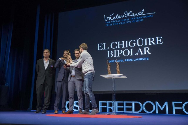 BE5 OSLO (NORUEGA), 24/05/2017.- (i-2d) Juan Andrés Ravell, Elio Casale y Oswaldo Graziani, fundadores del medio digital de noticias satíricas sobre la realidad venezolana "El Chigüire Bipolar", reciben el Premio Havel a la Disidencia Creativa que entrega la Human Rights Foundation (HRF) por su contribución en la defensa de la libertad de expresión en el país, en Oslo, Noruega, hoy, 24 de mayo de 2017. EFE/Berit Roald PROHIBIDO SU USO EN NORUEGA