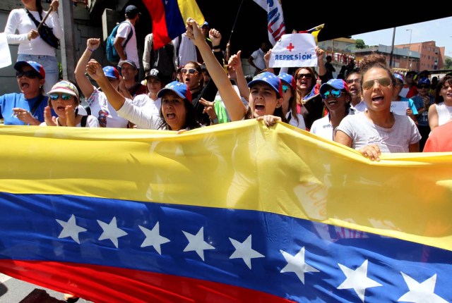 -FOTODELDIA- VEN75. SAN ANTONIO DE LOS ALTOS (VENEZUELA), 25/05/2017-. Manifestantes marchan hoy, jueves 25 de mayo de 2017, por las principales vías en San Antonio de los Altos (Venezuela). Cientos de opositores venezolanos marcharon hoy en los Altos Mirandinos del céntrico estado Miranda, como "tributo" a los habitantes de esa zona que, según los dirigentes de oposición, han sido víctimas de "represión brutal" durante las protestas que se han desarrollado en ese país. EFE/MAURICIO DUEÑAS CASTAÑEDA