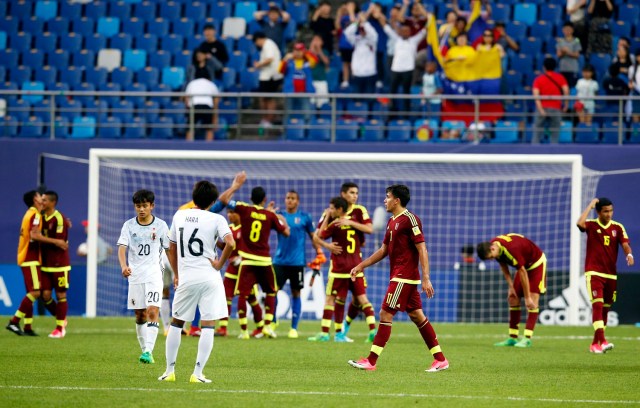 Jugadores de la selección Sub-20 de Venezuela celebran su victoria por 1-0 ante Japón en los octavos de final del Mundial de fútbol Sub-20 en Daejeon (Corea del Sur) hoy, 30 de mayo de 2017. EFE/Kim Hee-Chul