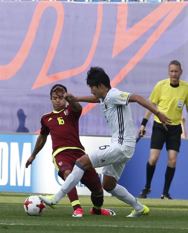 Jugadores de la selección Sub-20 de venezuela celebran tras marcar el gol del 1-0 durante su partido ante Japón en los octavos de final del Mundial de fútbol Sub-20 en Daejeon (Corea del Sur) hoy, 30 de mayo de 2017. EFE/Kim Hee-Chul