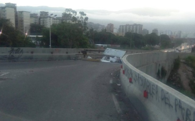 Cerrado acceso al puente 9 de diciembre en El Paraíso / Foto @moromari_ 